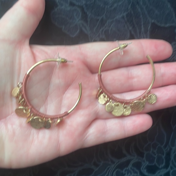 3 pieces of golden costume jewelry: 2 pairs of earrings + a bead/chain necklace. - Picture 4 of 12